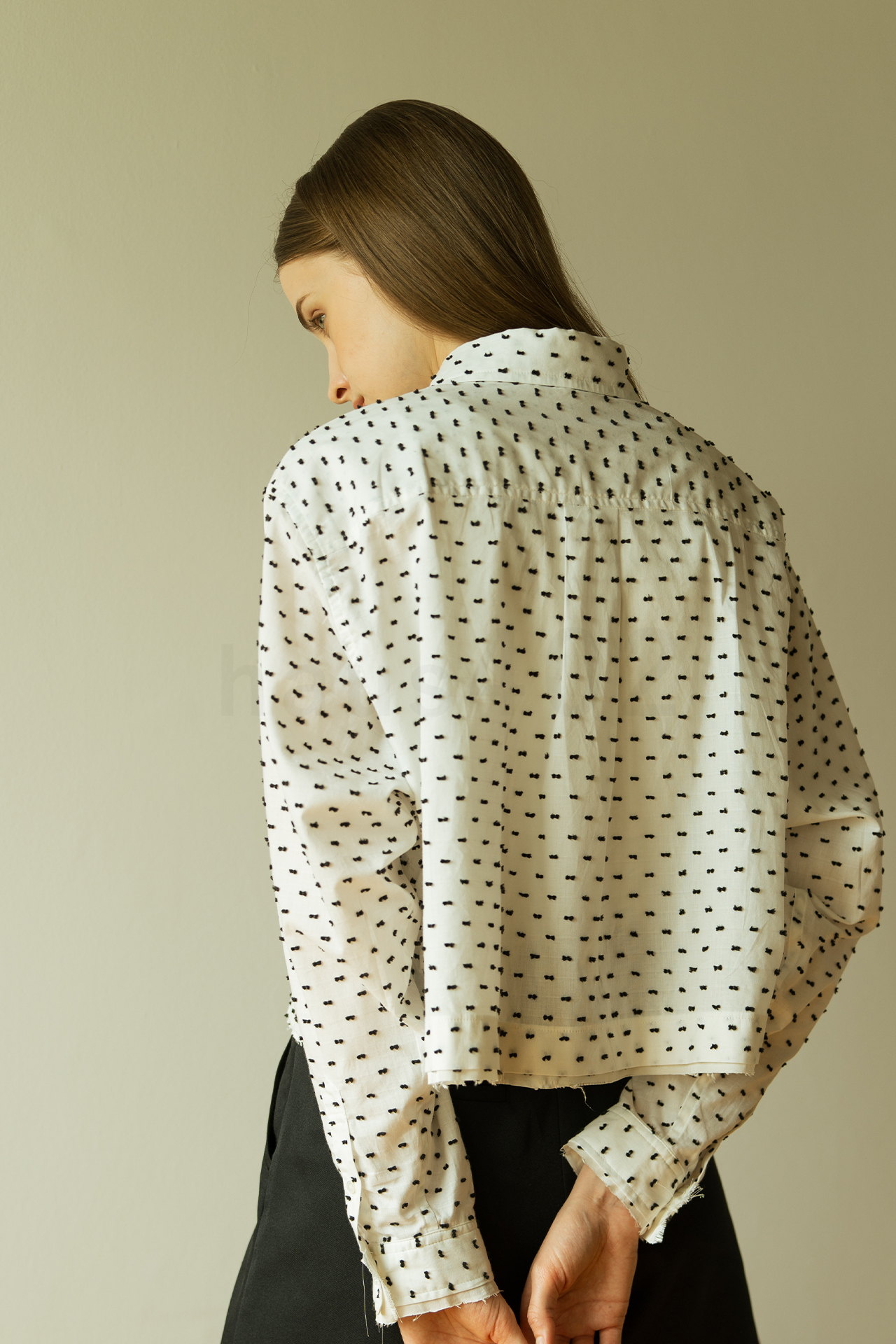 大阪のレンタル撮影スタジオhaus402でモデルの横から窓からの光が当たる角度で立ち、服のシワやドレープの陰影が際立つように撮影されたモデル写真