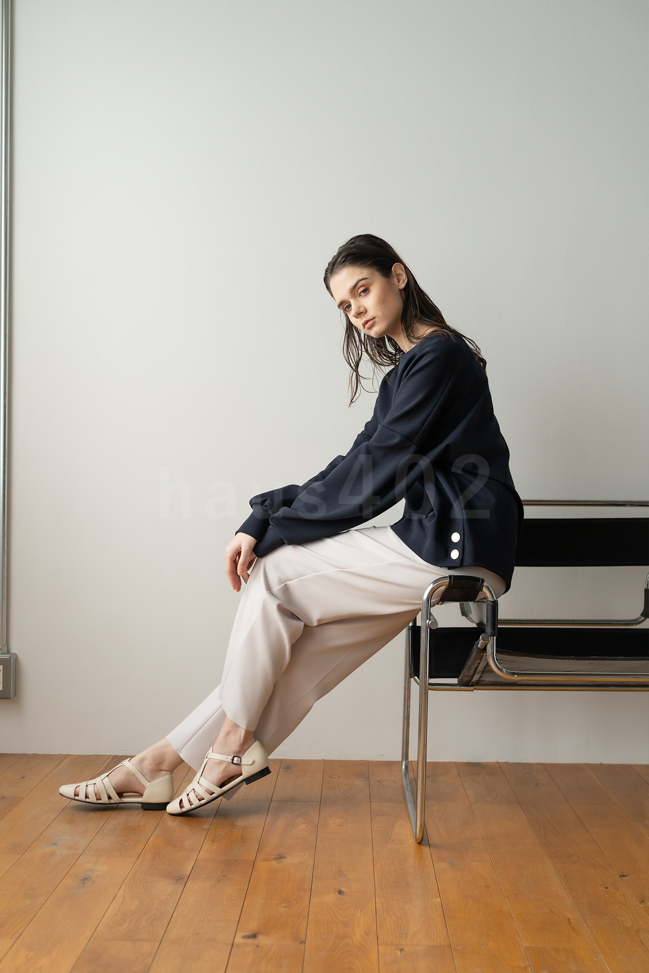 haus402のスタジオ備品のチェアを使用したモデル写真