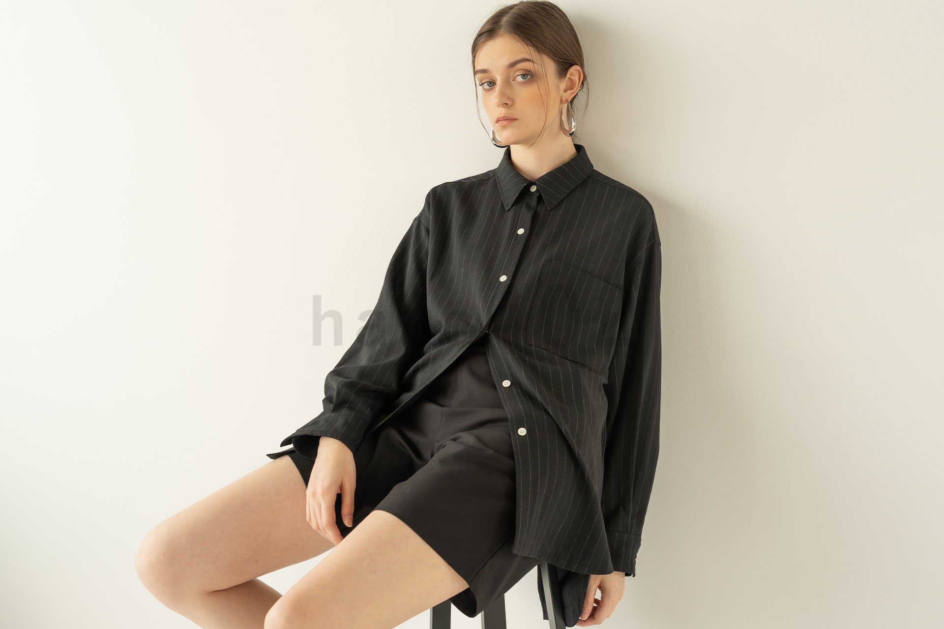 haus402でモデルをソファやチェアに座らせることで、全身のポーズに自然な動きのレディスアパレルモデル撮影